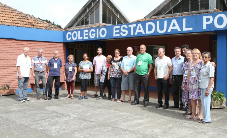 Celepar realiza mutirão para ensinar idosos navegarem pela internet e redes sociais Colégio Estadual Polivalente