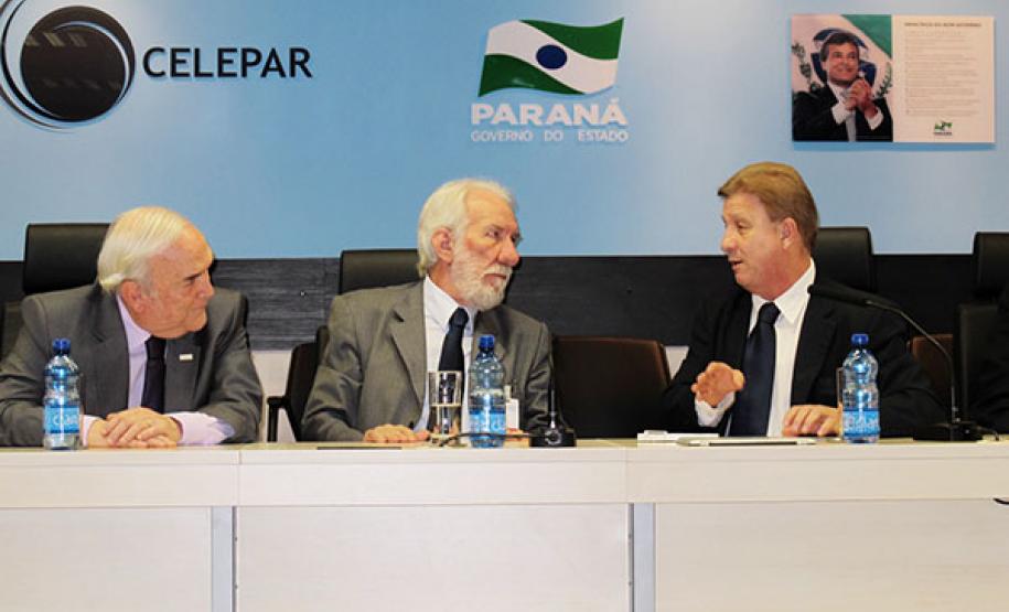 Fecomércio conhece soluções de tecnologia da informação do Governo do Estado O presidente da Fecomércio, Darci Piana (centro) e o presidente da Celepar, Jacson Carvalho Leite (dir.) avaliam soluções de TI do Governo do Estado
