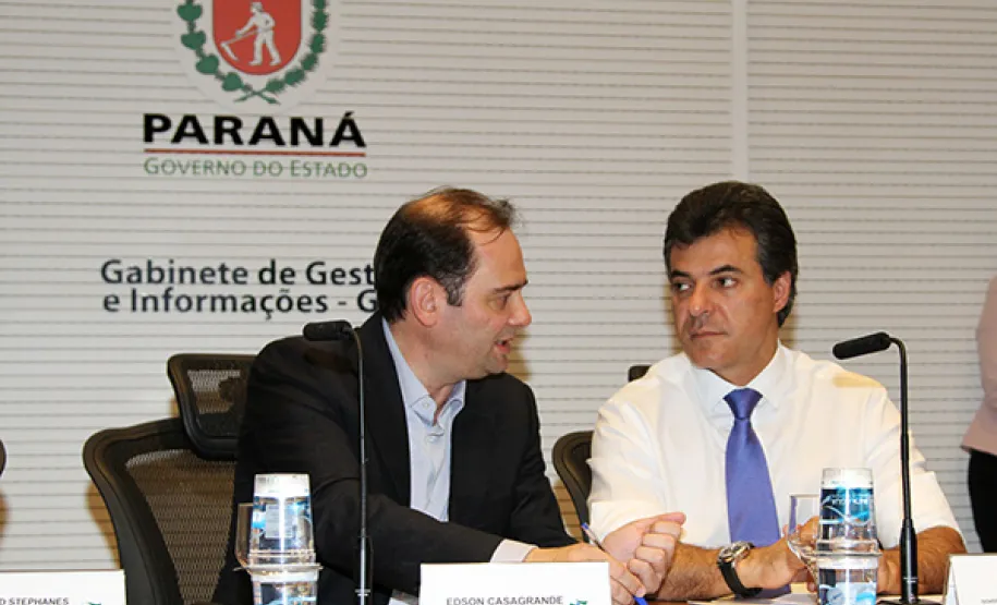 Governador Beto Richa participa do lançamento do programa Rede 399 Internet Para Todos, junto com os secretários estaduais Edson Casagrande, Assuntos Estrategicos; Guto Silva, Sub Chefe da Casa Civil; Reinhold Stephanes, Chefe da Casa Civil; Marcelo Cattani, Comunicação Social, além de prefeitos e diretores da Copel e Celepar.