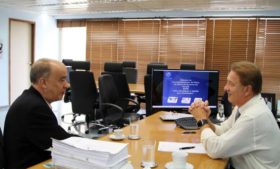 O presidente do Ippul, Robinson Borba avalia a implantação de soluções de TIC desenvolvidas pela Celepar, com o presidente Jacson Carvalho Leite.