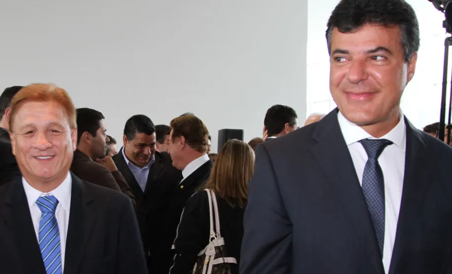 Richa dá posse para os secretários Stephanes, Silvestri e Ratinho Jr O presidente Jacson Carvalho Leite ao lado do governador Beto Richa, na cerimônia no Palácio Iguaçu