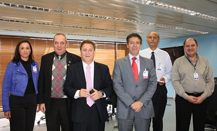 O secretário Carlos Eduardo de Moura esteve acompanhado pelos assessores Simone Bastos e Gerson. Pela Celepar, além do presidente Jacson Leite, participaram da reuinião o assessor Adão Antônio Pedroso (ASREX) e Odemir Bara (GDS-A)