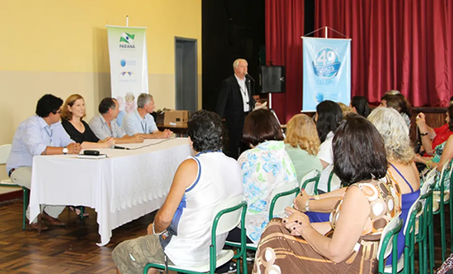 Idosos recebem certificados pela participação em curso sobre internet e redes sociais