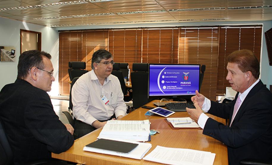Reunião na Celepar entre o secretário Amauri Escudero (centro) e os diretores Jacson Carvalho Leite e Danilo Scalet trata de apoio mútuo na área de tecnologia da informação e comunicação