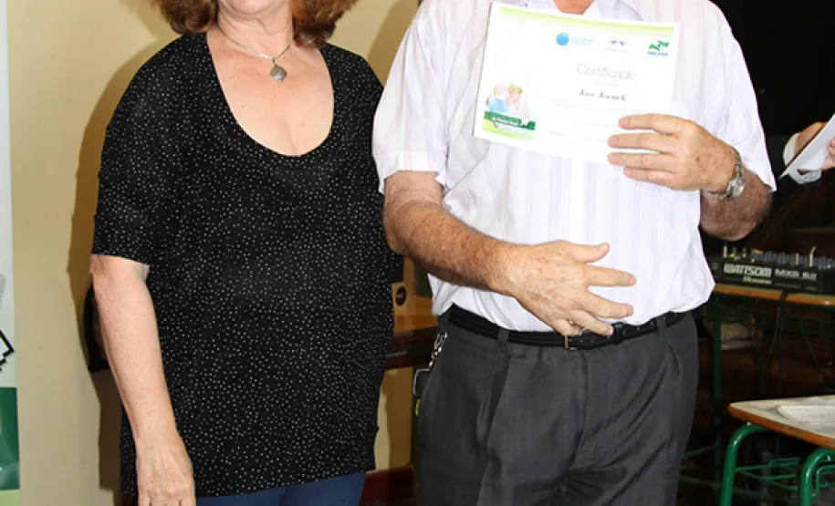 Idosos recebem certificados pela participação em curso sobre internet e redes sociais