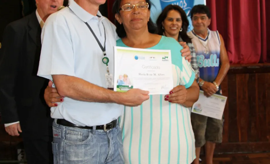 Idosos recebem certificados pela participação em curso sobre internet e redes sociais