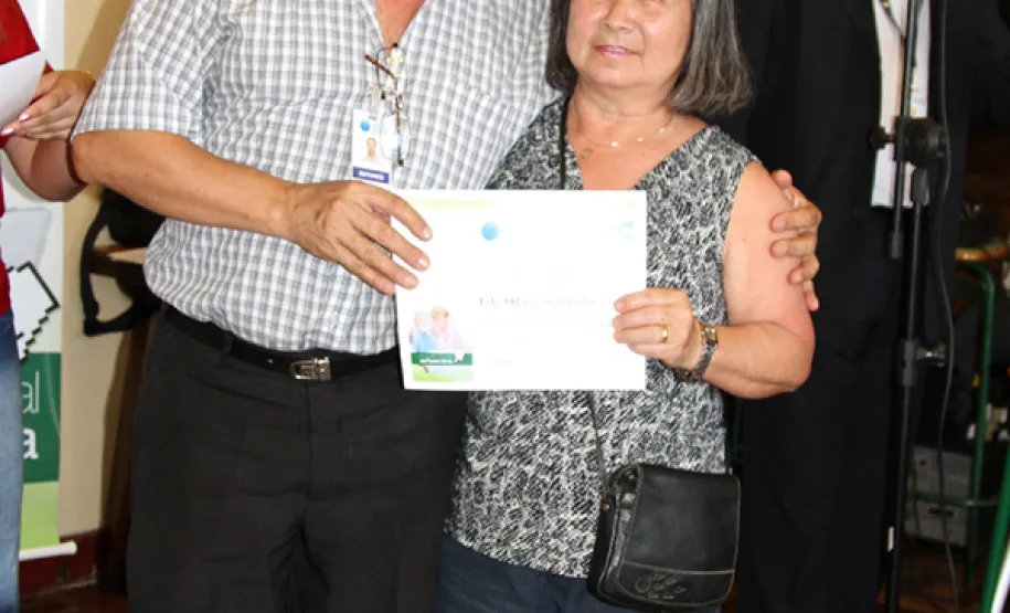 Idosos recebem certificados pela participação em curso sobre internet e redes sociais