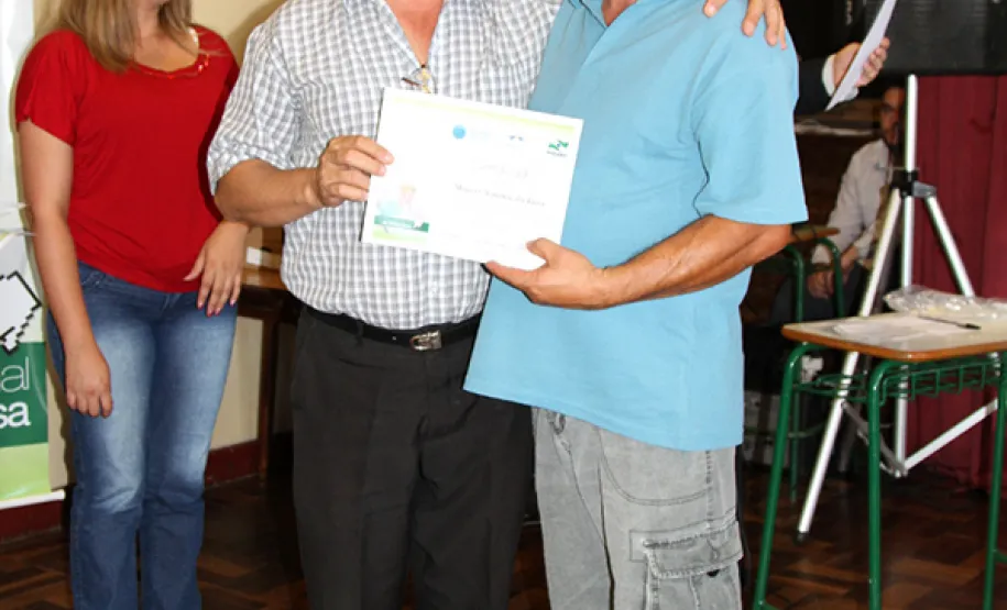 Idosos recebem certificados pela participação em curso sobre internet e redes sociais