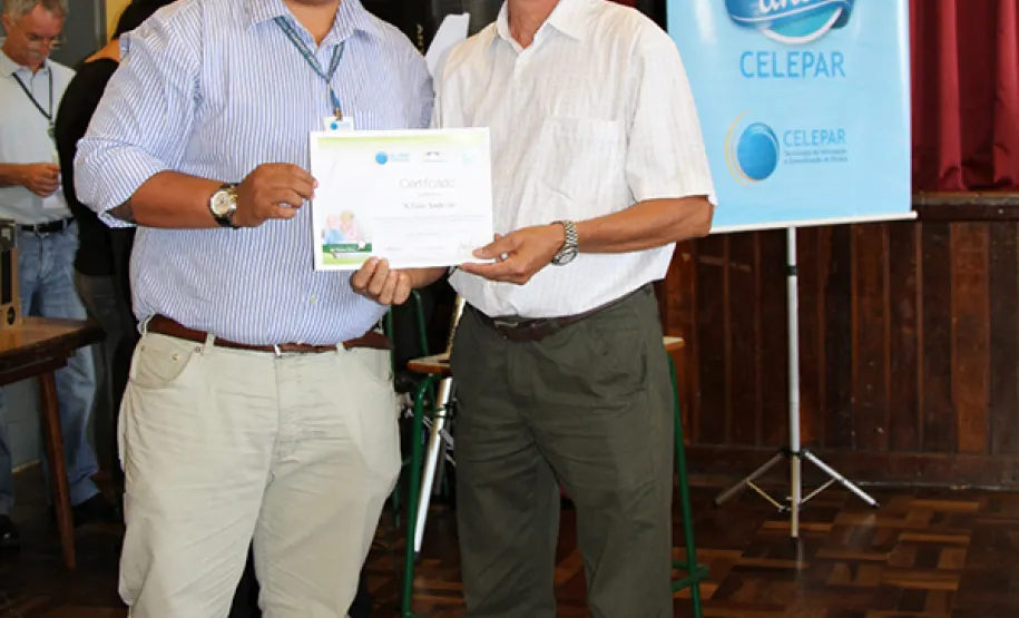 Idosos recebem certificados pela participação em curso sobre internet e redes sociais Vinicius Augusto Moura Ribeiro da Silva, da equipe de instrutores/monitores da Celepar