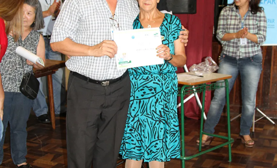 Idosos recebem certificados pela participação em curso sobre internet e redes sociais