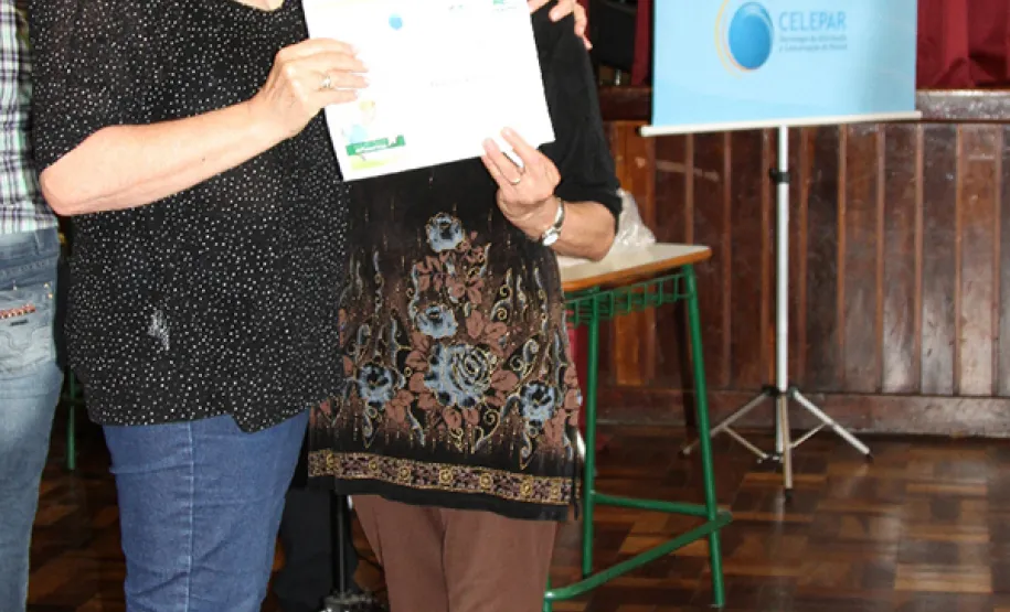 Idosos recebem certificados pela participação em curso sobre internet e redes sociais
