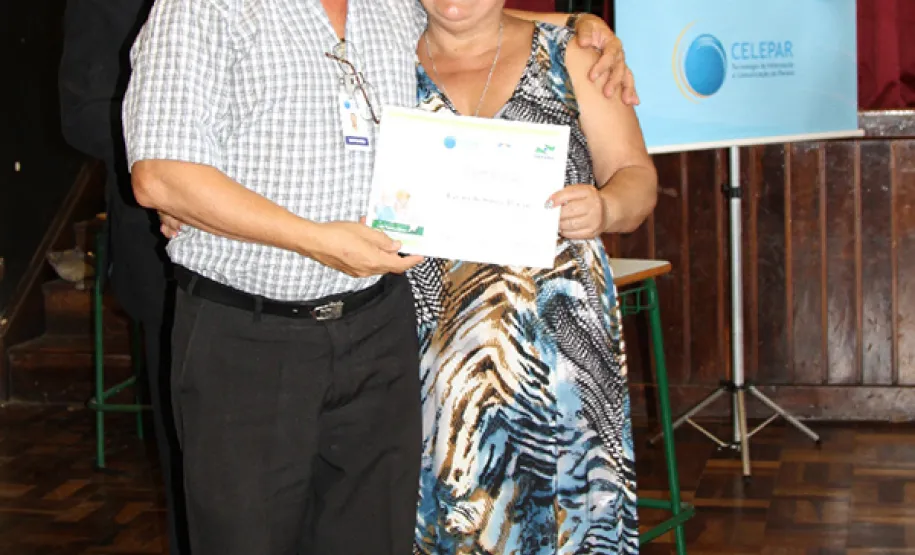 Idosos recebem certificados pela participação em curso sobre internet e redes sociais