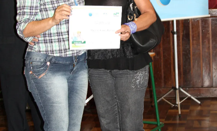 Idosos recebem certificados pela participação em curso sobre internet e redes sociais Maria Izabel de Paula, da equipe responsável pela mobilização dos alunos