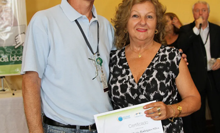 Idosos recebem certificados pela participação em curso sobre internet e redes sociais Luiz Carlos de Lima, da equipe de instrutores/monitores da Celepar