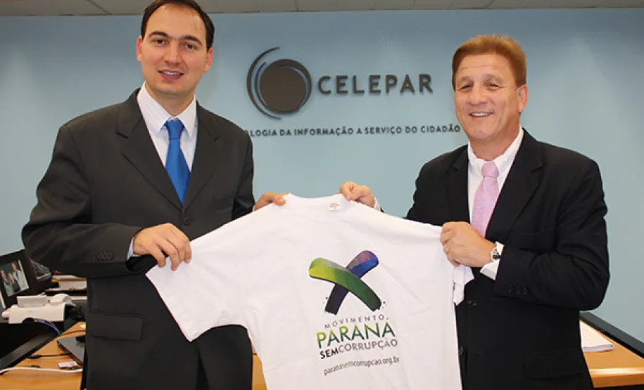 O promotor de justiça Eduardo Cambi entrega camiseta do movimento ao presidente Jacson Carvalho Leite