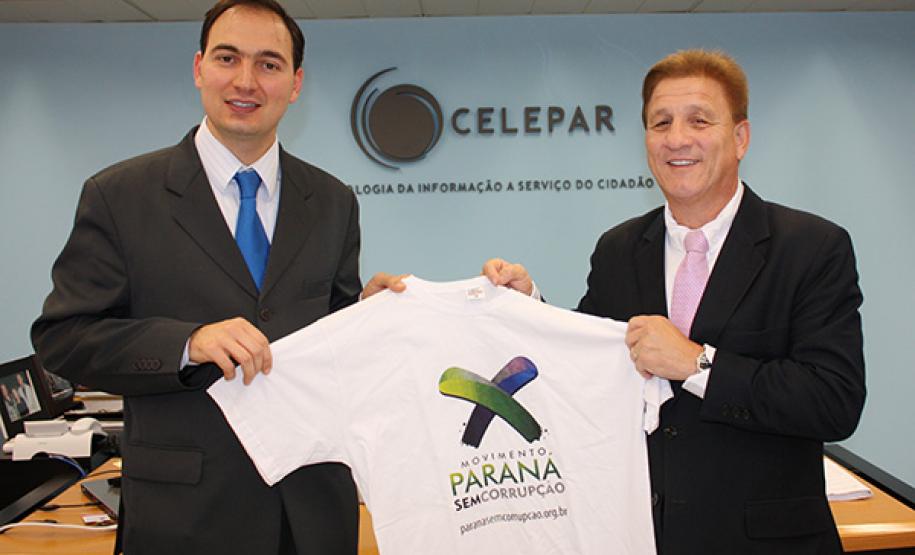 O promotor de justiça Eduardo Cambi entrega camiseta do movimento ao presidente Jacson Carvalho Leite