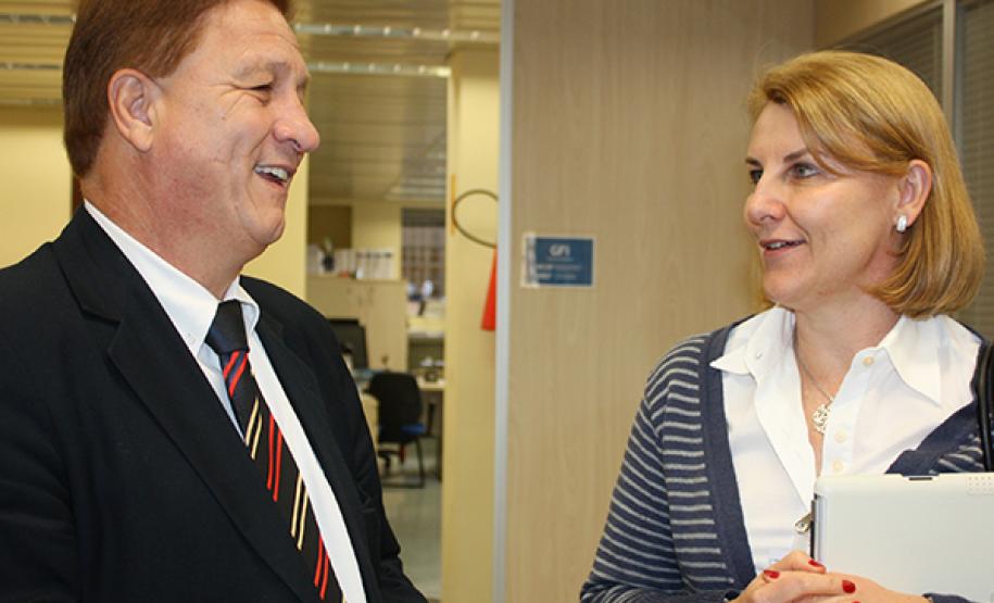 Modernização das ações de saúde pública no Estado O presidente Jacson Carvalho Leite e a superintendente de políticas de atenção primária em Saúde da SESA, Marcia Huçulak tratam da adoção de soluções de tecnologia da informação e comunicação para a modernização das ações da secretaria