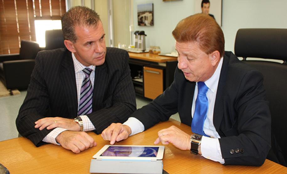 Soluções de TIC para a área do esporte no Paraná O secretário Evandro Rogério Roman e o presidente Jacson Carvalho Leite avaliaram soluções de TIC para serem implantadas na área do esporte no Paraná