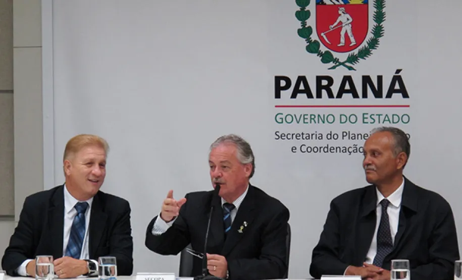 A Celepar e a Copa 2014 em Curitiba Presidente da Celepar, Jacson Carvalho Leite; secretário da Copa, Mário Celso Cunha e o assessor da Celepar, Adão Antônio Pedroso