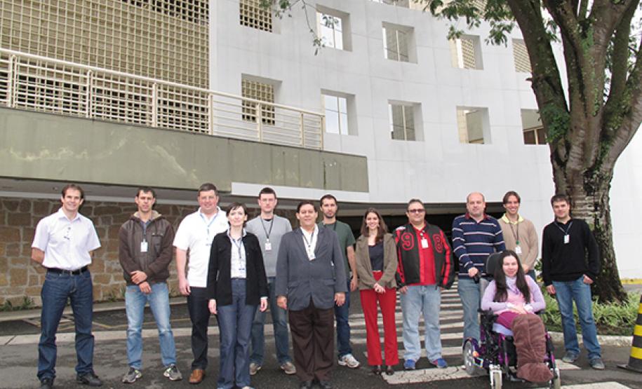 Sistema desenvolvido pela Celepar contribui com informatização nas farmácias do HUM Equipe responsável pela implantação do sistema GSUS no HUM: Edson Chitz, Marcelo Augusto Kaufmann, Geraldo Demario, Juliana Wosniak de Morais, Dyego Rogher Drees, Douglas Jose Peixoto Azevedo, Leandro Paiva Cooper de Almeida, Ellen Eloise de Souza Cortes, Gilson Roberto Costa, Daniel Rodrigo Becker,  Rosalinda da Silva Correa, Luis Alberto Menon de Araujo e Antonio Marcos Alves Rodrigues