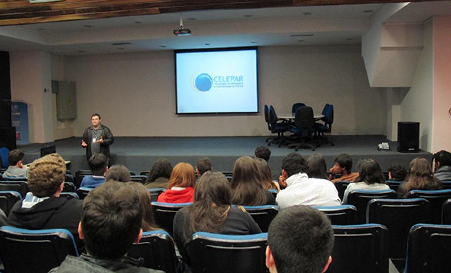 Celepar recebe visita de alunos de Guarapuava