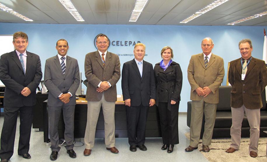Após a reunião com o presidente Jacson Carvalho Leite, a secretária Clecy Amadori conversou rapidamente com os demais diretores da companhia. Da esquerda para direita, José Juracy Macedo, Luiz Carlos Nunes, Danilo Scalet, Jacson Carvalho Leite, Clecy Amadori, Lucio Alberto Hansel e Luiz Fernando Ballin Ortolani