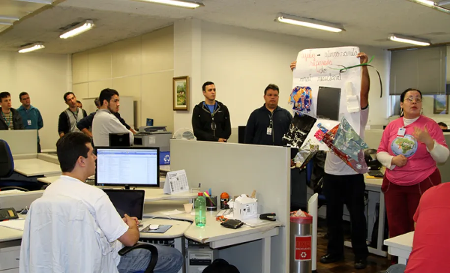 Bate-papo sobre coleta de resíduos é realizado na Celepar