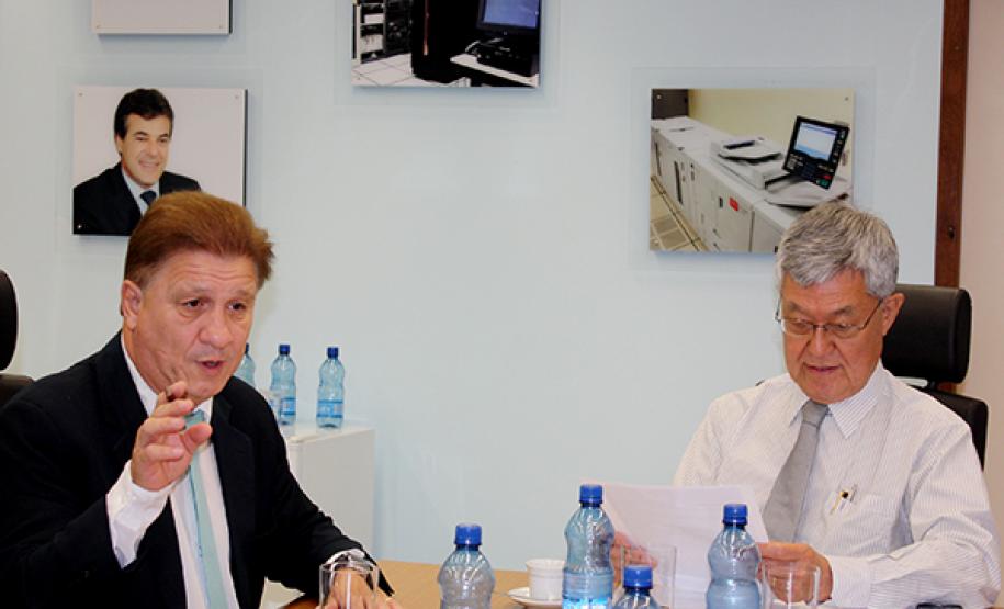 O presidente Jacson Carvalho Leite e secretário Cassio Taniguchi na reunião do Conselho de Administração da Celepar