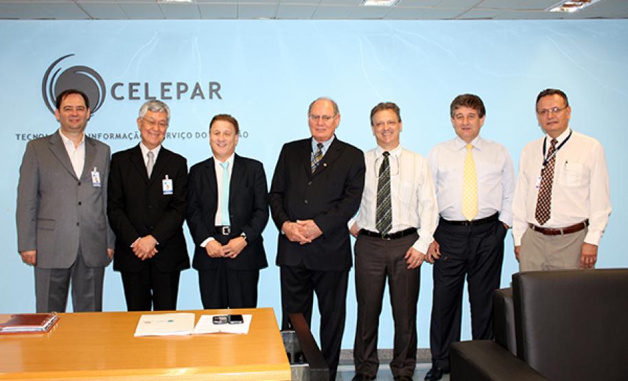 Secretário Edson Casagrande, secretário Cassio taniguchi, e os diretores da Celepar Jacson Carvalho Leite, Lucio Alberto Hansel, Luiz Fernando Ballin Ortolani, José Juracy Macedo e Danilo Scalet, ao final da reunião do Conselho de Administração da Celepar