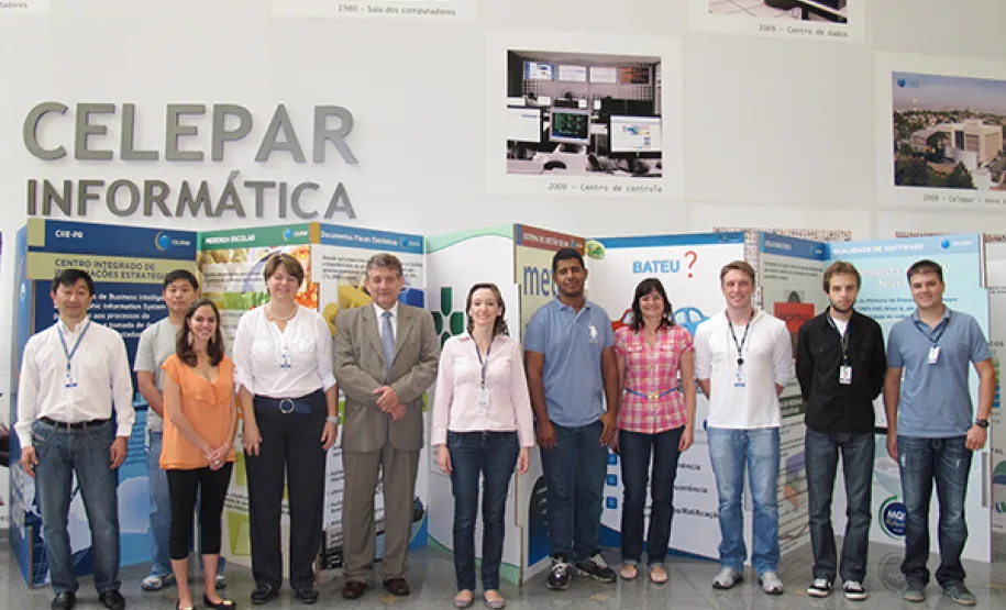 Parceria entre Celepar e Ministério Público viabiliza o Portal de Transparência para os Municípios Integrantes da equipe envolvida no desenvolvimento do Portal de Transparência para os Municípios acompanhados do diretor José Juracy Macedo