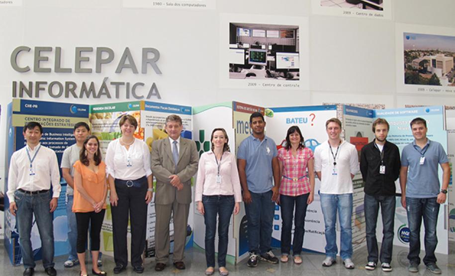 Integrantes da equipe envolvida no desenvolvimento do Portal de Transparência para os Municípios acompanhados do diretor José Juracy Macedo