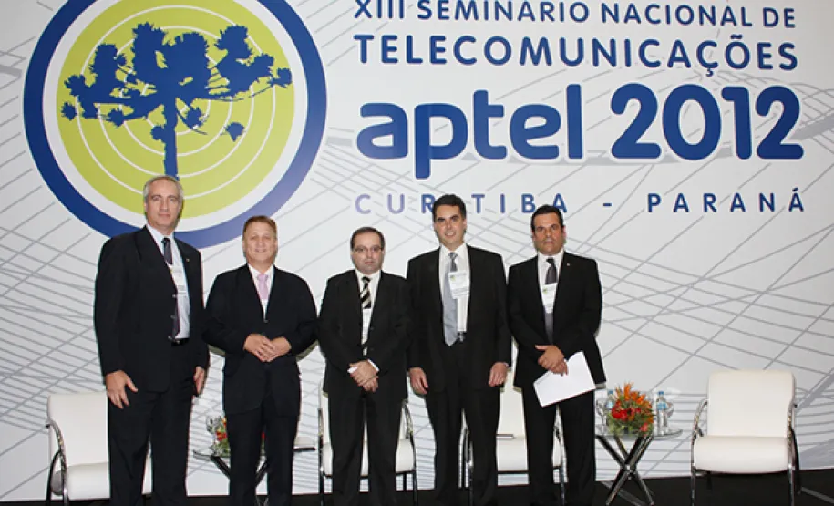 Conceito Paranaense de Cidadania Digital é apresentado em Seminário de Telecomunicações Antonio Carlos Wulf Pereira Melo, superintendente de Telecomunicações da Copel, Jacson Carvalho Leite, presidente da Celeapr, Jamil Abdanur, diretor geral da Sedu, daniel Camargo, representante da Motorola Solutions e Adir Hannouche, diretor adjunto da Copel Telecomunicações