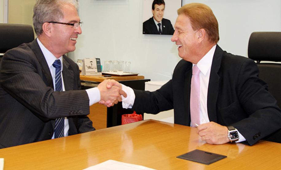 O presidente do Sindicato dos Auditores Fiscais da Receita do Estado do Paraná (Sindafep), Agenor Carvalho Dias e o presidente da Celepar, Jacson Carvalho Leite