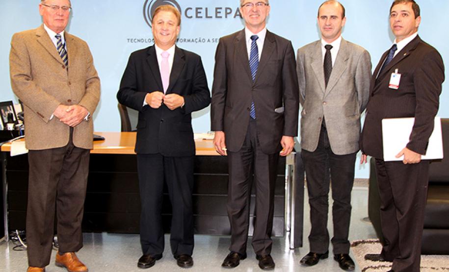 Lucio Alberto Hansel, diretor administrativo-financeiro da Celepar, o presidente Jacson Carvalho Leite, o presidente do Sindafep, Agenor Carvalho Dias, o vice-presidente do Sindafep, João Marcos de Souza e o coordenador-geral do PGP-PR, Laerzio Chiesorin Junior