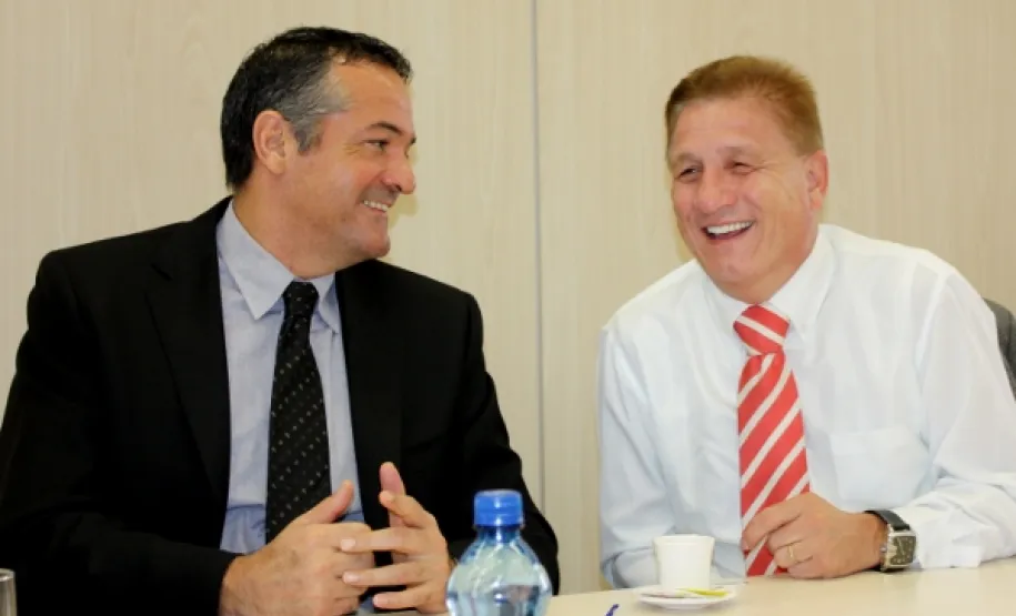 Ouvidoria Geral e Celepar apresentam solução de inteligência para gestão pública Secretário Cid Vasquez e o presidente Jacson CarvalhoLeite avaliam solução de BI para ouvidorias, durante reunião na Celepar