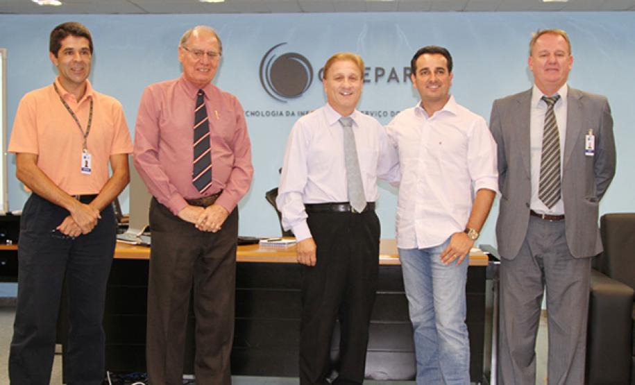 Gerente de projetos, Jeferson Pereira da Costa, o diretor administrativo-financeiro, Lucio Alberto Hansel, o presidente da Celepar, Jacson Carvalho Leite, o presidente da Amunorpi, Guilherme Costa e o assessor de mercado, Elcio Marcowcz