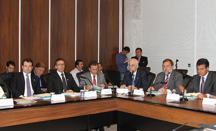 Richa destaca avanços do Estado e pede mais agilidade aos secretários O presidente da Celepar, Jacson Carvalho Leite participa da reunião do governador Beto Richa com a equipe de governo, no Gabinete de Gestão de Informações, no Palácio Iguaçú