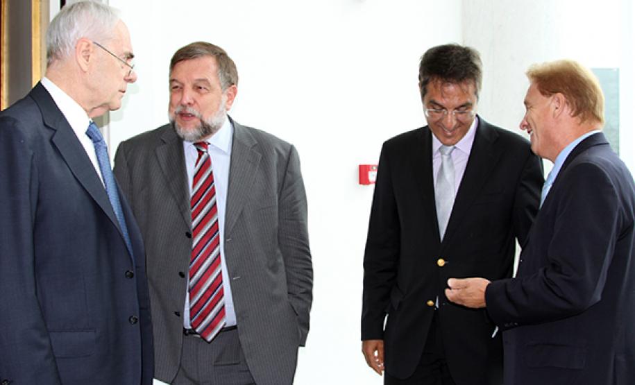 Richa destaca avanços do Estado e pede mais agilidade aos secretários Secretário chefe da Casa Civil, Reinhold Stephanes; vice-governador e secretário da Educação, Flávio Arns; secretário de Infraestrutura e Logística, José Richa Filho e o presidente da Celepar, Jacson Carvalho Leite