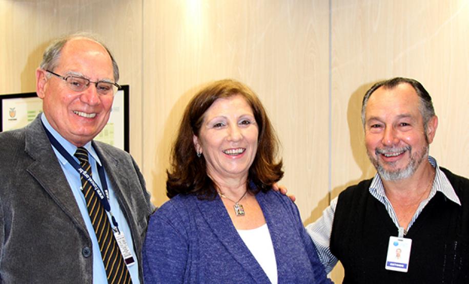 Celepar apresenta projeto para a socialização da pessoa idosa O diretor administrativo-financeiro Lucio Alberto Hansel, a presidente do Cedi, professora Bernadete Dal Molin Schenatto e o coordenador do projeto, o analista Antonio Carlos Renaud Schimaleski, em reunião do CEDI na Celepar