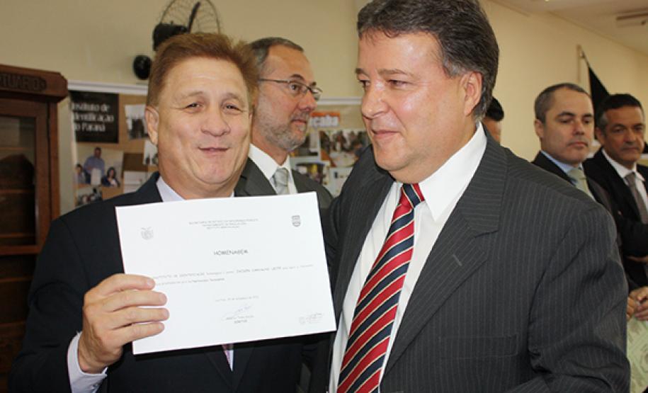 Presidente da Celepar é homenageado em evento do Instituto de Identificação em comemoração aos 159 anos da Polícia Civil do Paraná.