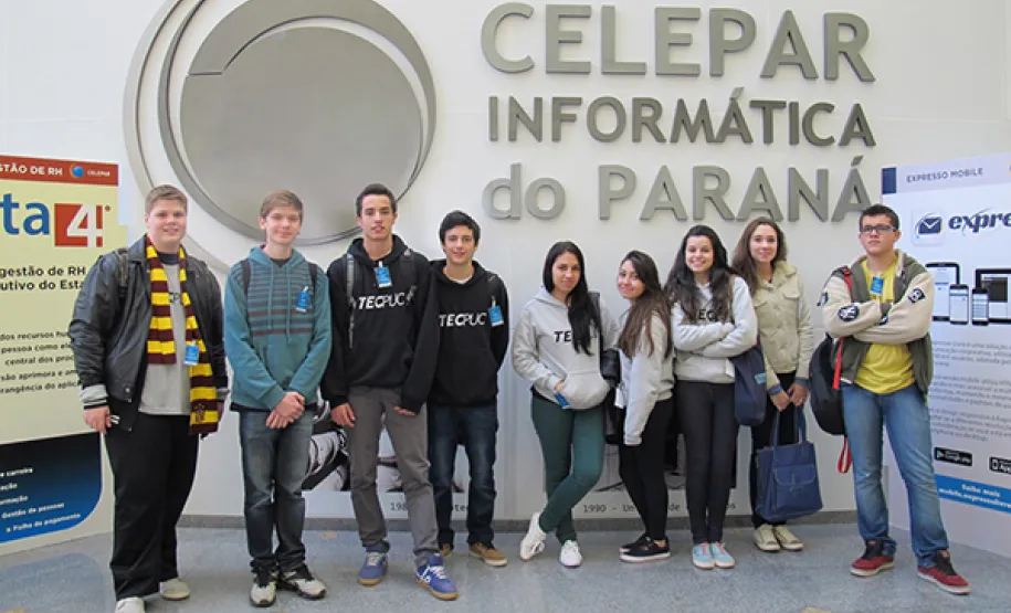 Celepar recebe visita de alunos da TECPUC
