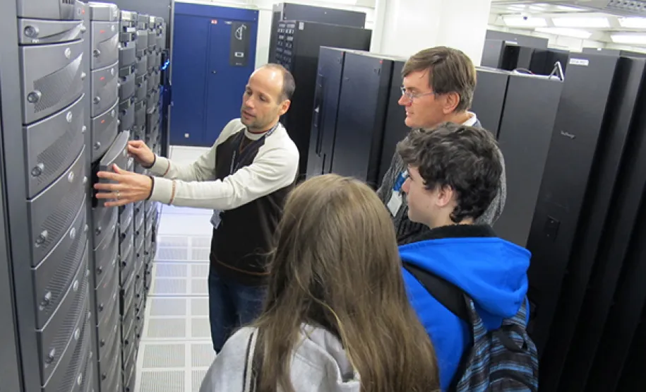Celepar recebe visita de alunos da TECPUC