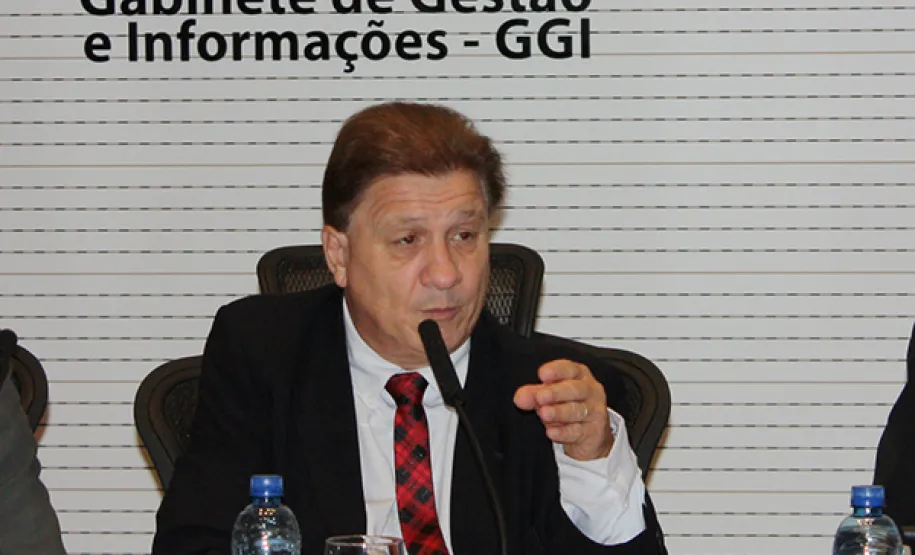 O presidente Jacson Carvalho Leite coordena a reunião com equipe da Celepar no Gabinete de Gestão e Informações (GGI), no Palácio Iguaçu