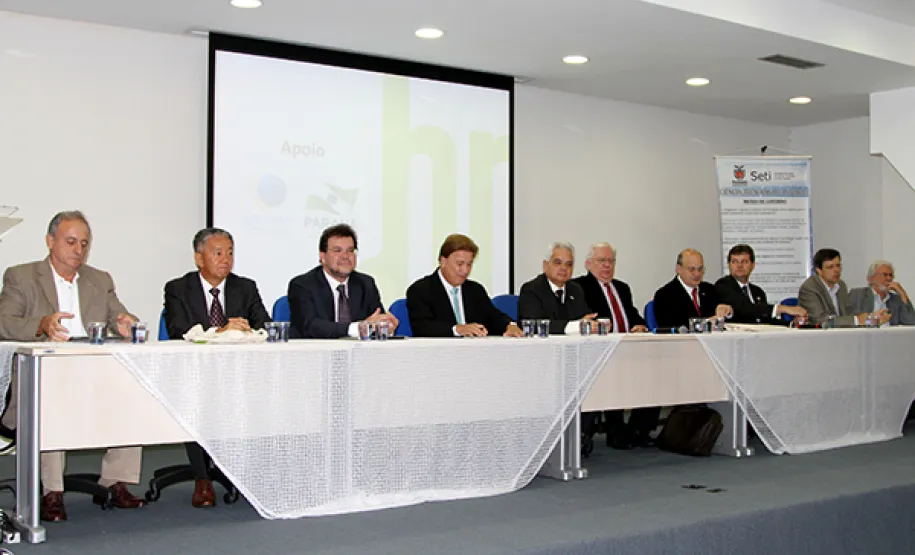 Representates de vários segmentos da sociedade compõem a mesa de abertura do evento