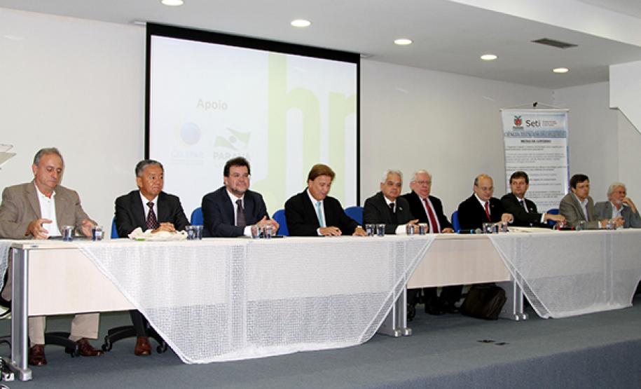 Representates de vários segmentos da sociedade compõem a mesa de abertura do evento