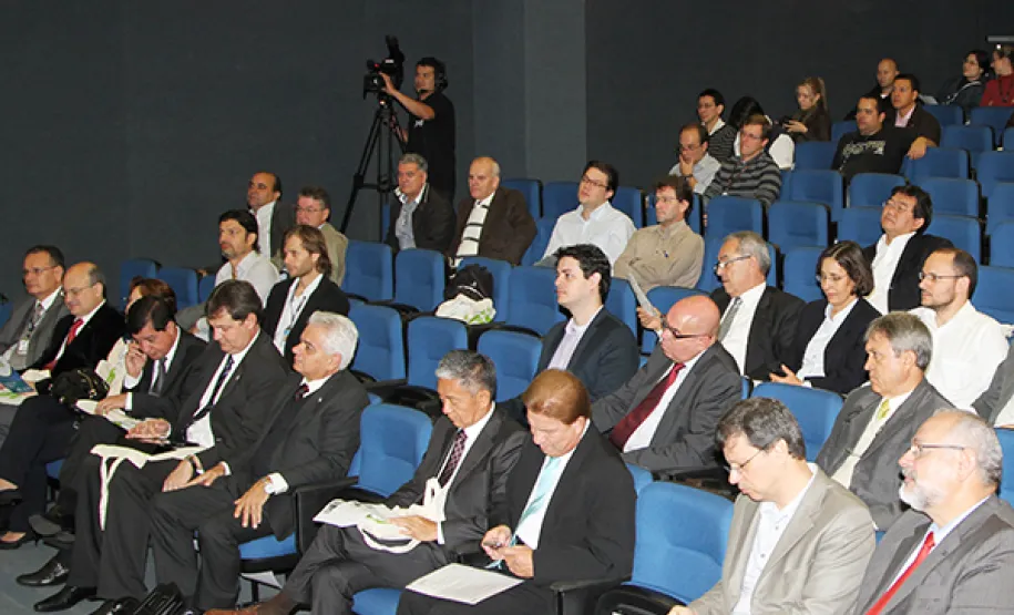 A reunião foi realizada no auditório da Celepar, em Curitiba