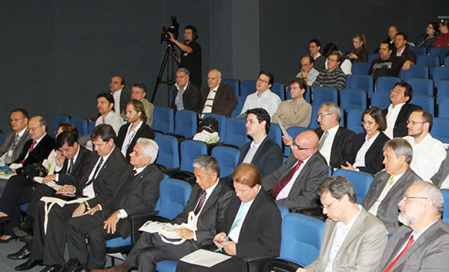 A reunião foi realizada no auditório da Celepar, em Curitiba