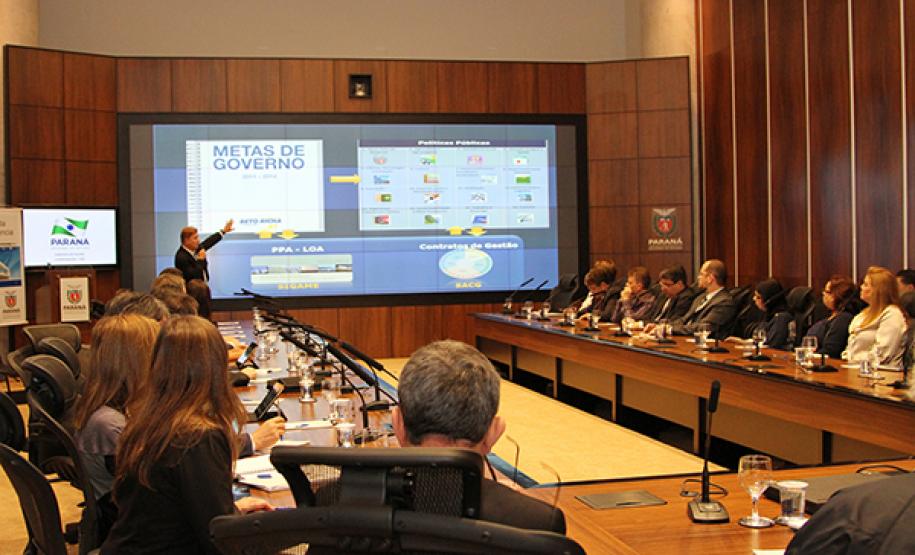 Servidores do Estado participam de palestra do pesquisador alemão Dr. Jörn Von Lucke, que aborda o tema de gestão aberta da administração. Na foto, Jacson Carvalho Leite, presidente da Celepar, durante palestra.