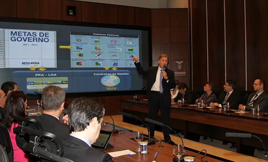 Paraná participa de pesquisa internacional sobre transparência dos governos Servidores do Estado participam de palestra do pesquisador alemão Dr. Jörn Von Lucke, que aborda o tema de gestão aberta da administração. Na foto, Jacson Carvalho Leite, presidente da Celepar, durante palestra.