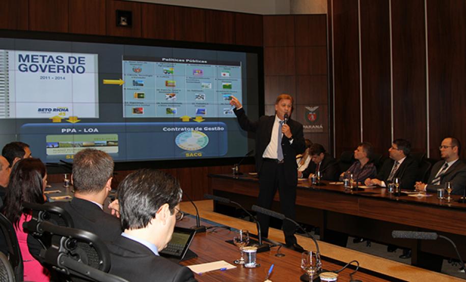 Servidores do Estado participam de palestra do pesquisador alemão Dr. Jörn Von Lucke, que aborda o tema de gestão aberta da administração. Na foto, Jacson Carvalho Leite, presidente da Celepar, durante palestra.